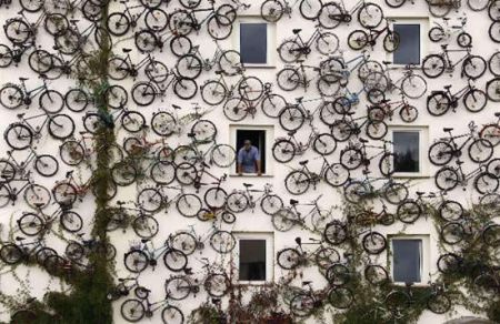 На фасаде здания 120 велосипедов