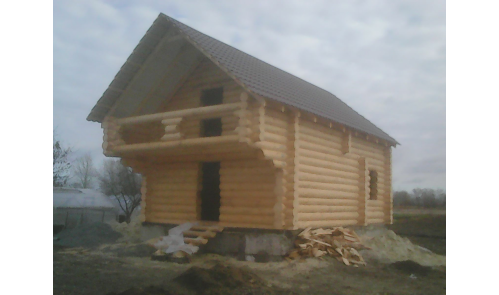 Строим деревянные дома,бани и беседки с дикого сруба. Мы с Заказчиком работаем напрямую, без посредников,дешевле небывает. Ручная работа с экологически чистого материала.Дерево (Смереку) рубают на высоте 1000 и больше метров над уровнем моря, где никогда не было никакого производства. В таком доме летом прохладно, а зимой тепло и уютно. Массивные стены такого дома из дикого сруба имеют эстетичный природный внешний вид и прекрасно вписываются в любой окружающий ландшафт, будь то сельская местность или город. Благодаря способности «дышать» экологически чистые, природные стены деревянного дома поддерживают естественную влажность и создают стабильный микроклимат, не вызывая аллергических реакций, а имея низкую теплопроводность прекрасно хранят тепло. Также под воздействием постоянно выделяющих фитонцидов с запахами хвои и леса происходит естественная аромотерапия, благотворно влияющая на эмоциональное состояние человека и его нервную систему. Поэтому все большее количество людей, стремясь жить в натуральной среде и оградить себя и своих близких от стрессов, отдают предпочтение деревянным домам.
Мы используем технологию Русской (круглой) и Канадской (трапецивидной) рубки.