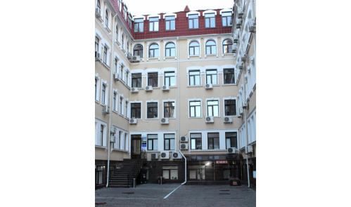 Окна помещения на цокольном этаже