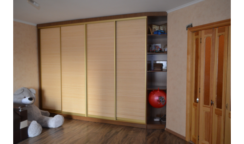 Комната, шкаф-купе остаётся с квартирой. На полу немецкий ламинат. Раздвижные двери.